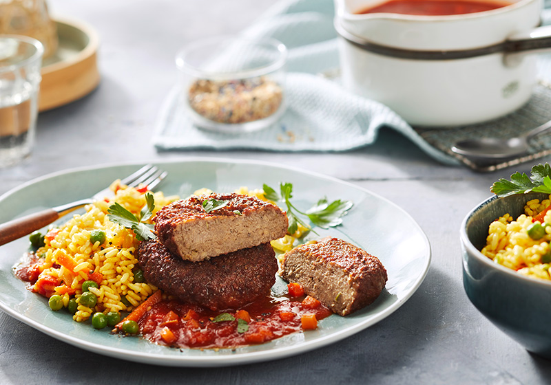 Vegetarische Frikadellen in Tomatensoße mit Djuvec-Reis