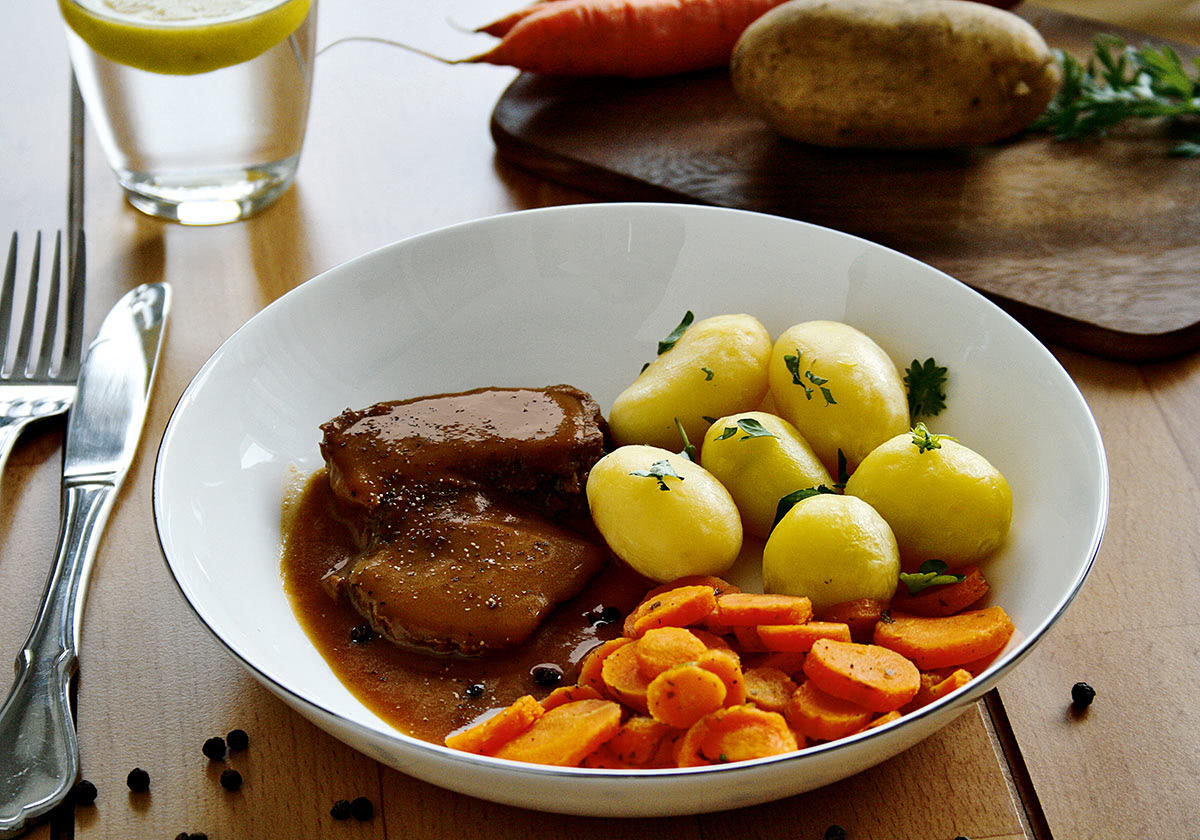 Sauerbraten „Fränkischer Art“ mit Möhren und Salzkartoffeln