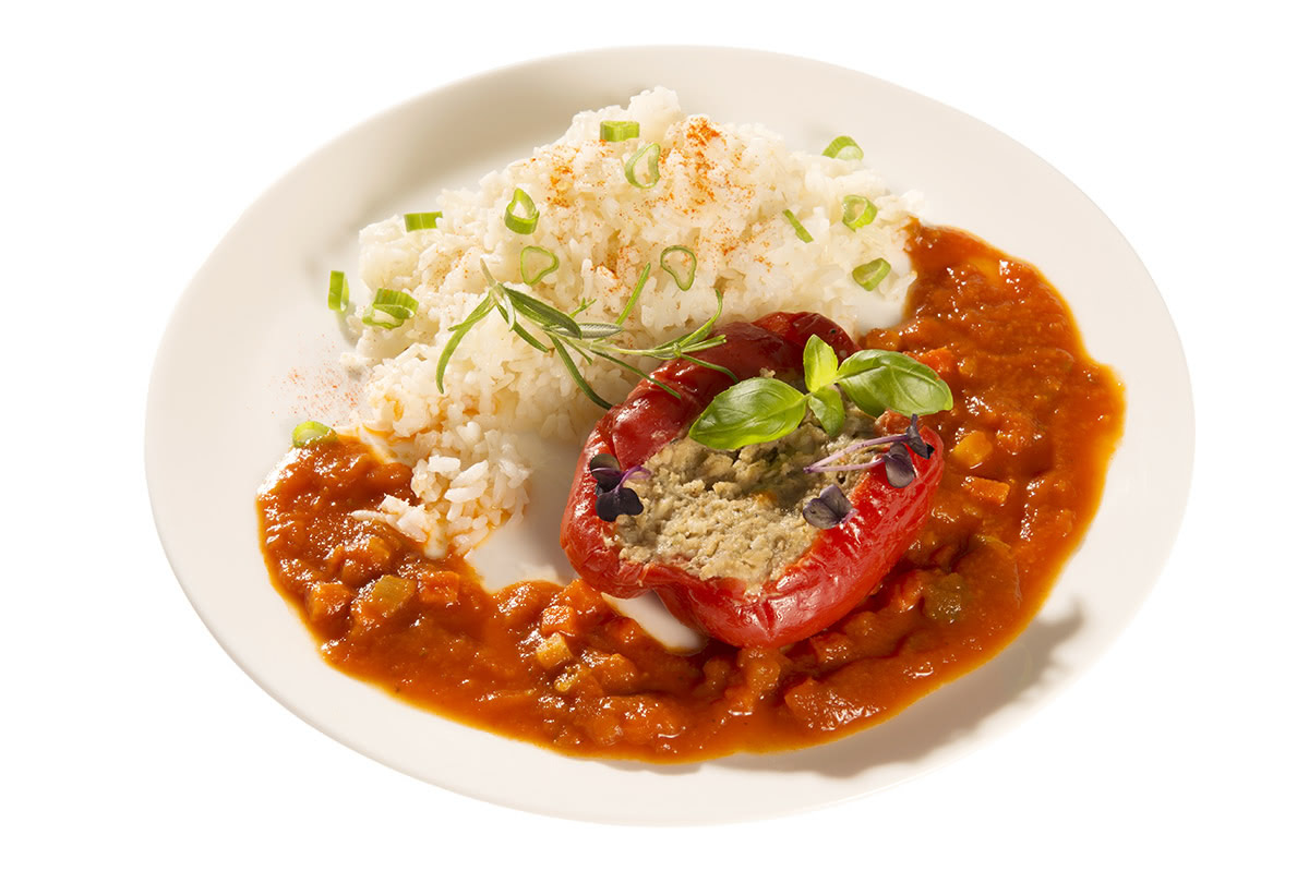 Vegetarisch gefüllte Paprikaschote mit Tomatensoße dazu Reis