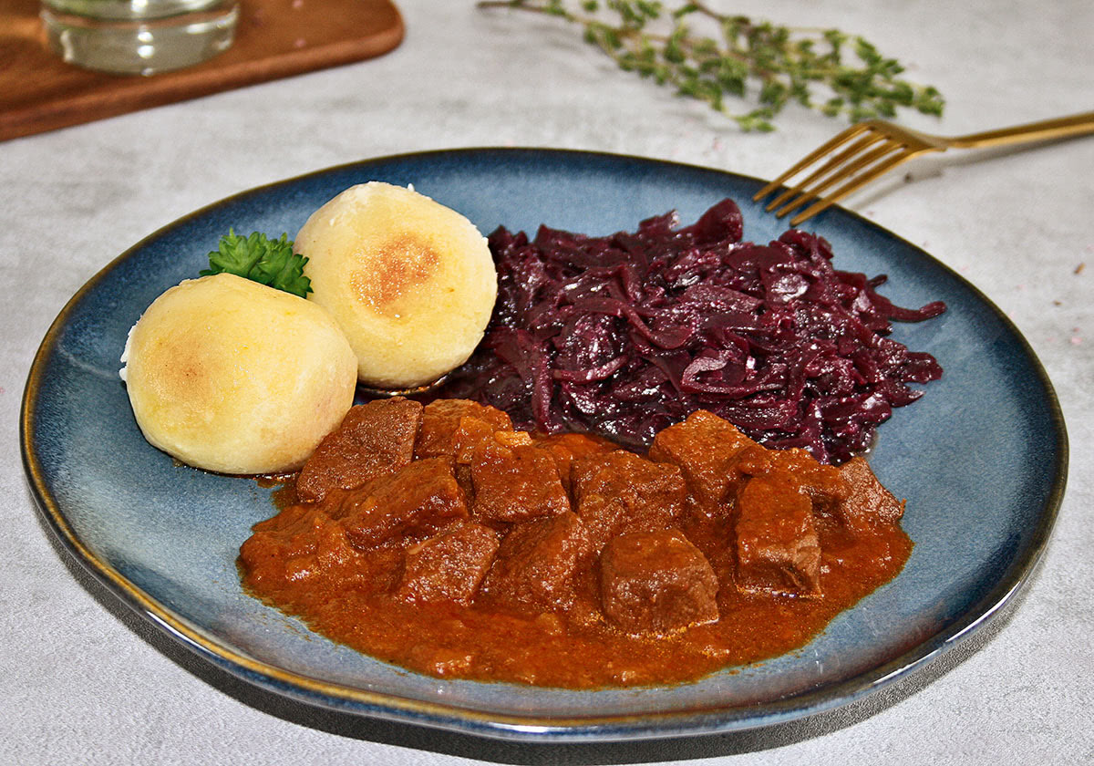 Gulasch nach Hausfrauenart mit Rotkohl und Kartoffelklöße