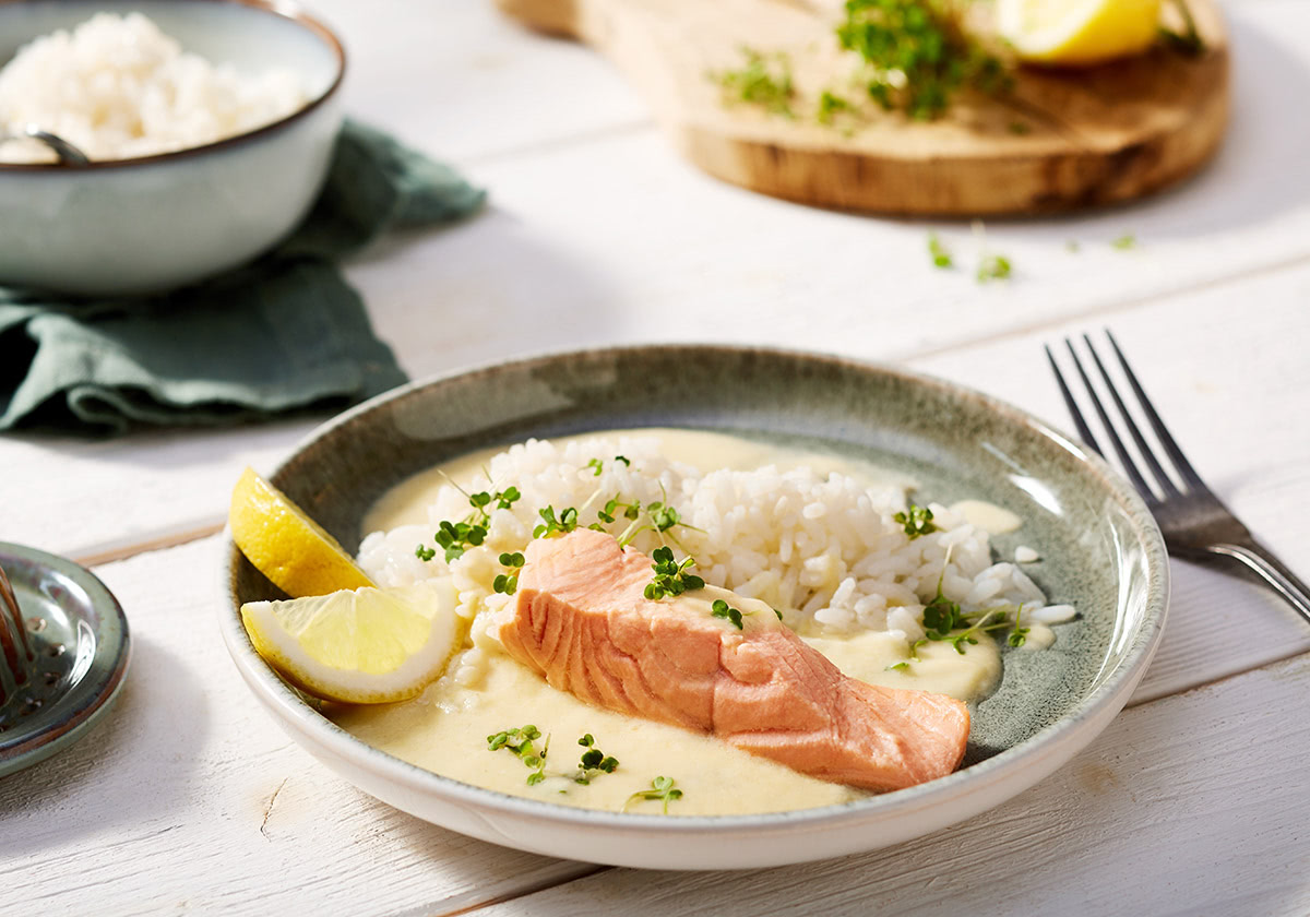 Lachsfilet in Zitronen-Kräutersoße mit Reis