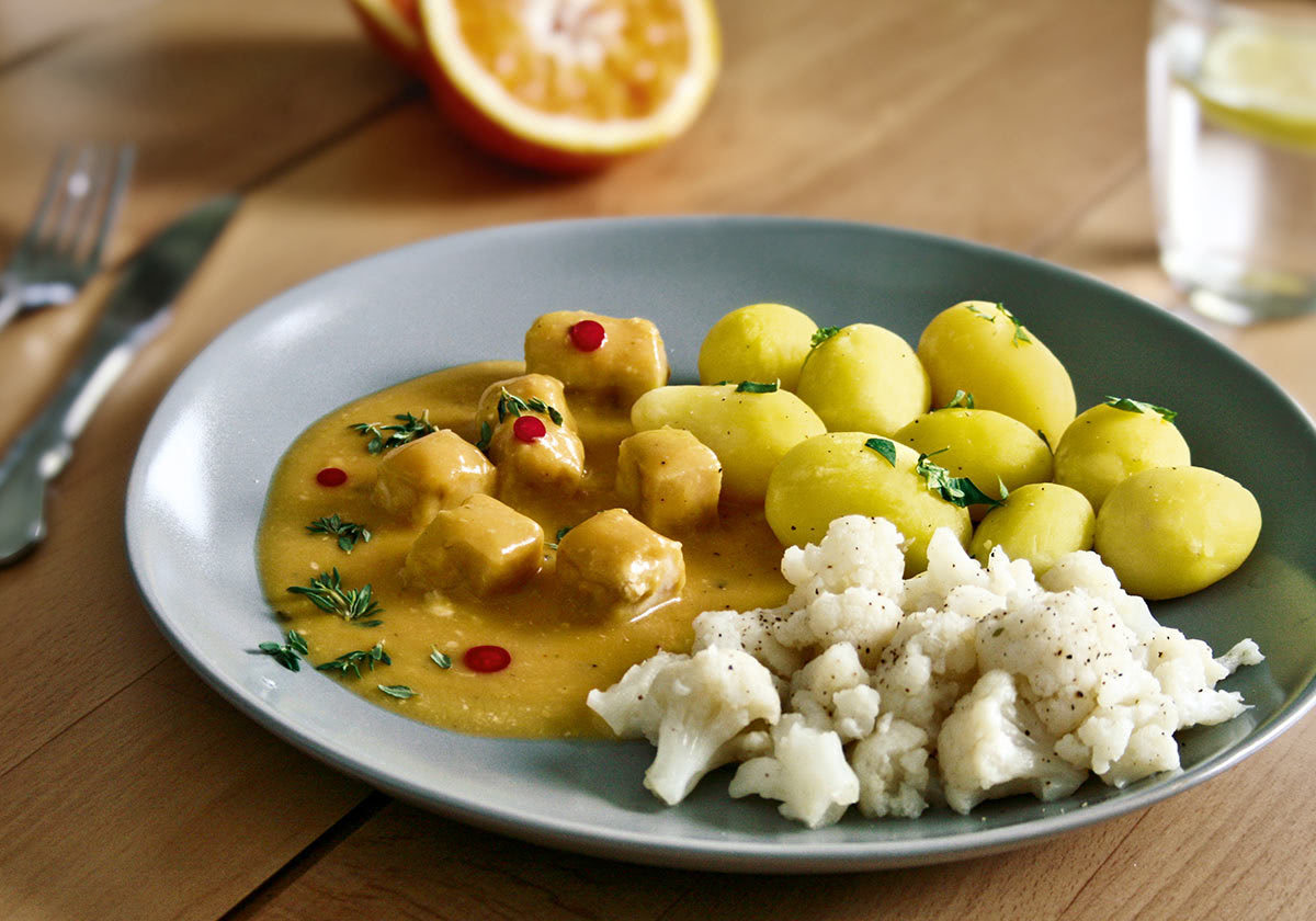 Seelachswürfel in Orangen-Chili-Soße mit Blumenkohl und Salzkartoffeln 