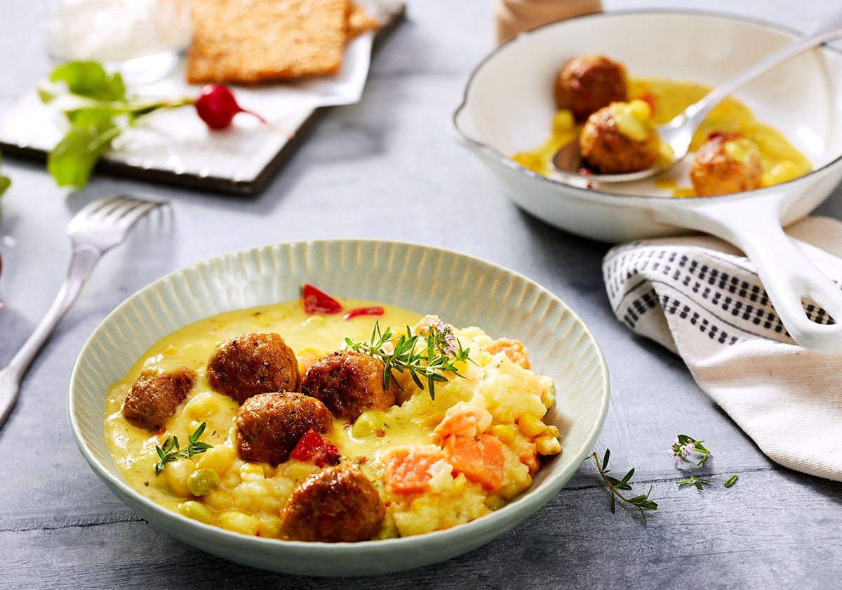 Vegetarische Bällchen in Maissoße mit Kartoffel-Süßkartoffel-Stampf