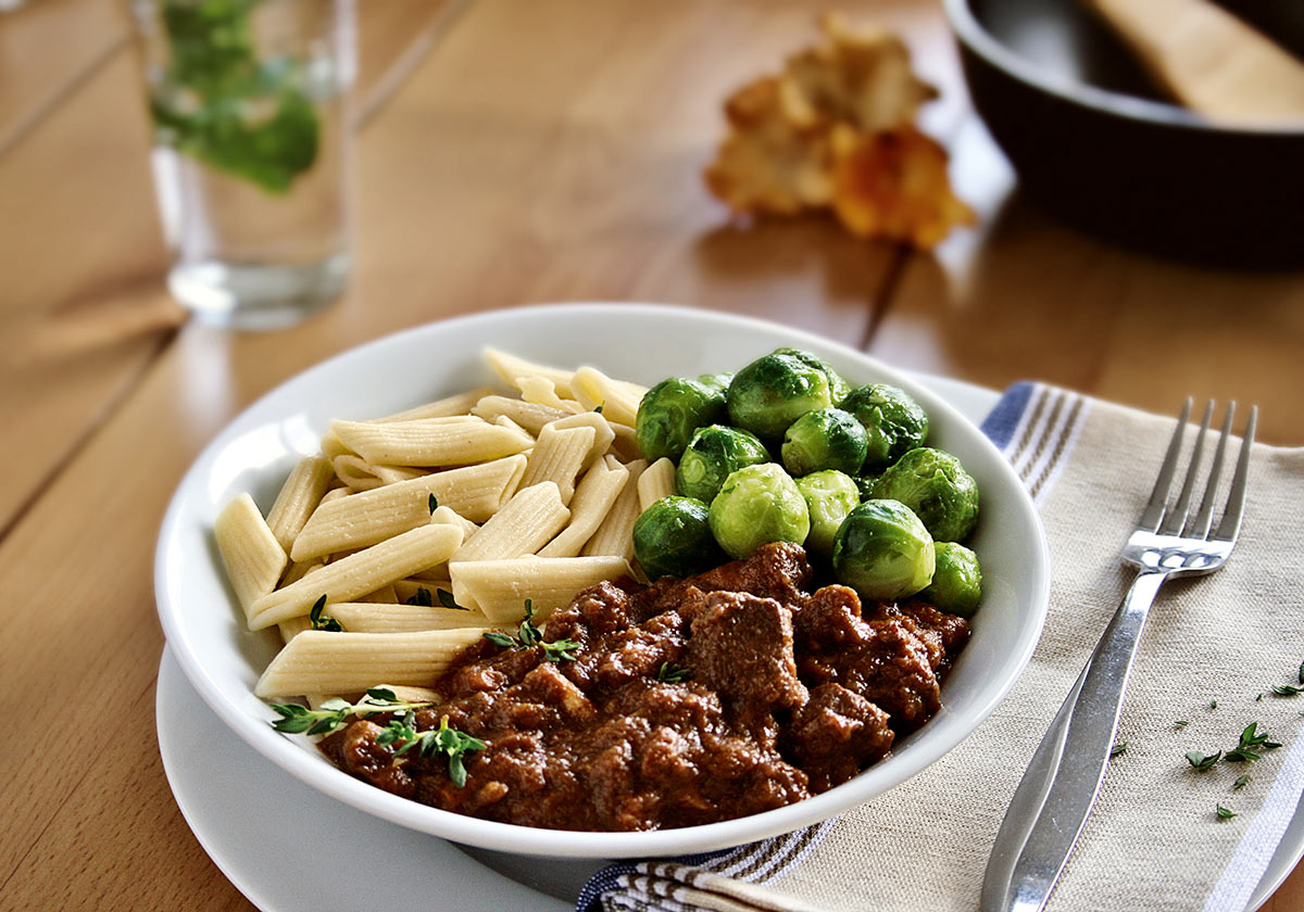 TK-Pfifferlingstopf mit Rindfleisch, Rosenkohl und Penne | easyfitfood.com