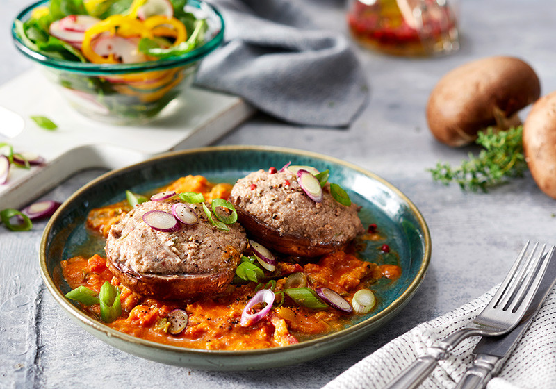 Vegetarisch gefüllte Portobello-Pilze in Linsen-Joghurtsoße