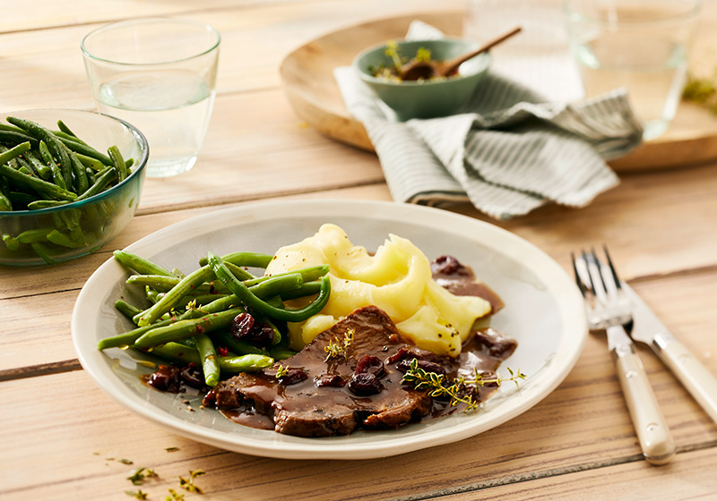 Rinderbraten in Soße mit Cranberries, grünen Bohnen und Kartoffelpüree