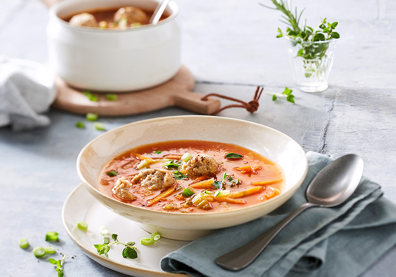 Minestrone mit vegetarischen Hackbällchen