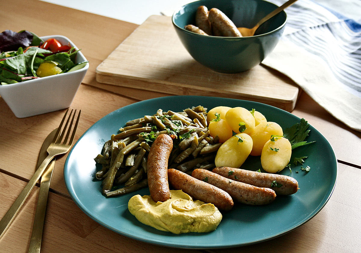 Rostbratwürstchen mit grünen Bohnen und Salzkartoffeln