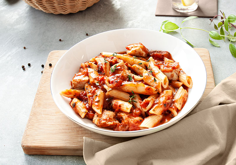 Hähnchenbrust mit Tomatensugo und Nudeln