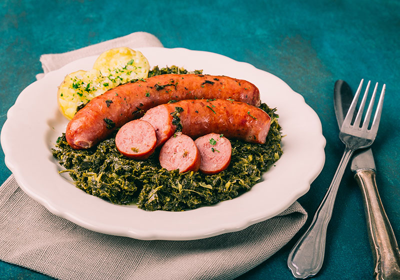 Grünkohl mit Kochwurst und Salzkartoffeln