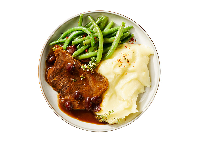 Rinderbraten in Soße mit Cranberries, grünen Bohnen und Kartoffelpüree