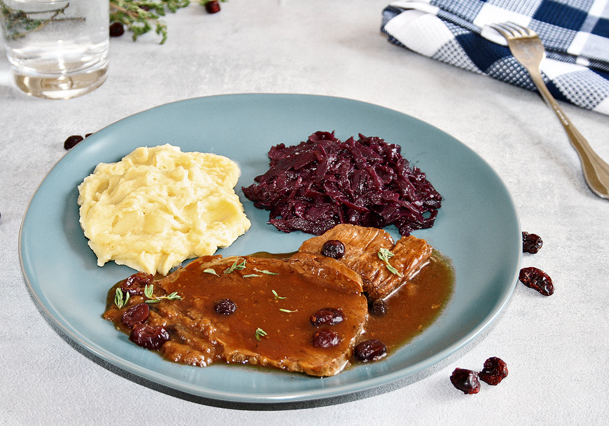 Rinderbraten in Soße mit Cranberries dazu Rotkohl und Kartoffelpüree