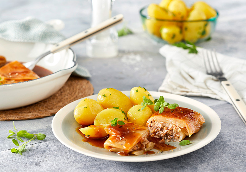 Vegetarische Kohlroulade in brauner Soße mit Salzkartoffeln