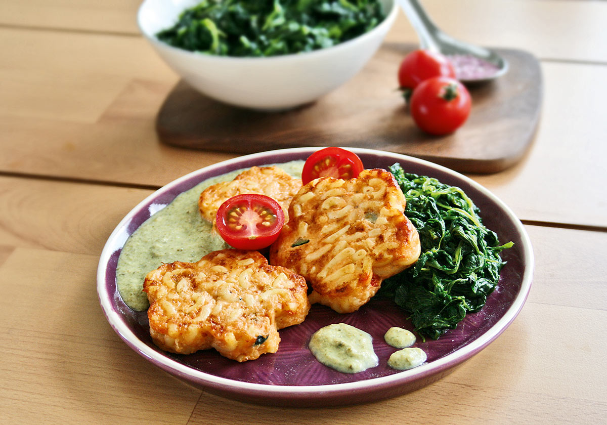 Pastablüten aus Gabelspaghetti dazu Spinat und Spinat-Hirtenkäsesoße