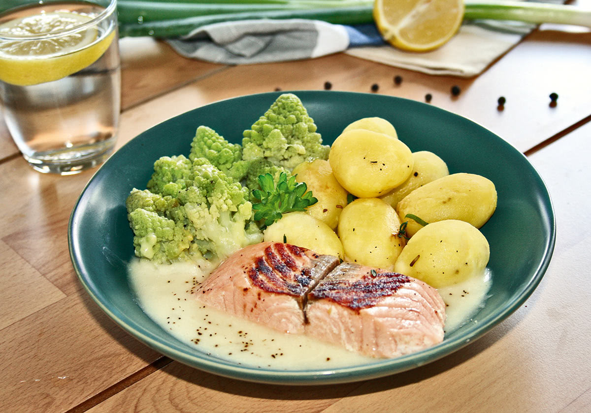 Lachsfilet in Zitronen-Kräutersoße mit Romanesco und Salzkartoffeln