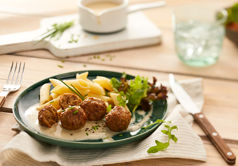 Vegetarische Bällchen in Joghurtsoße mit Penne