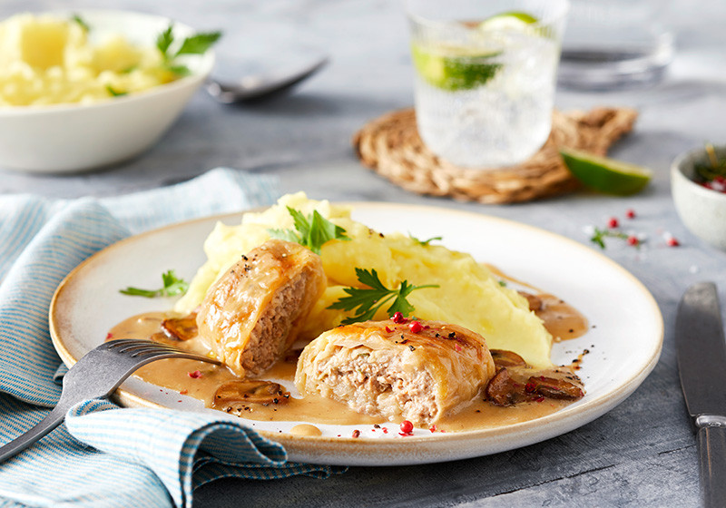 Vegetarische Wirsingroulade in Champignon-Kartoffelsoße mit Kartoffelpüree