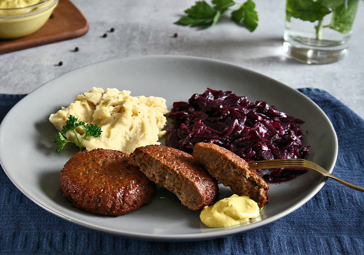 Vegetarische Frikadellen mit Rotkohl und Kartoffelpüree