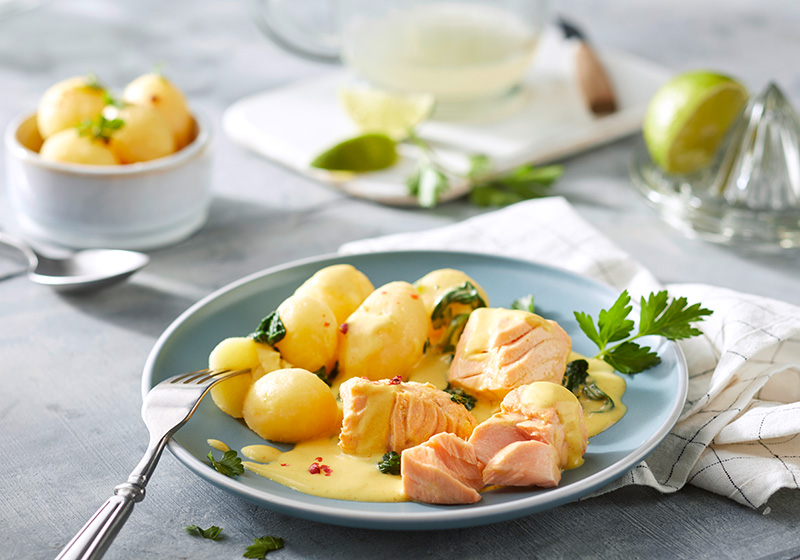 Lachsfiletstücke in Florentin-Soße mit Salzkartoffeln