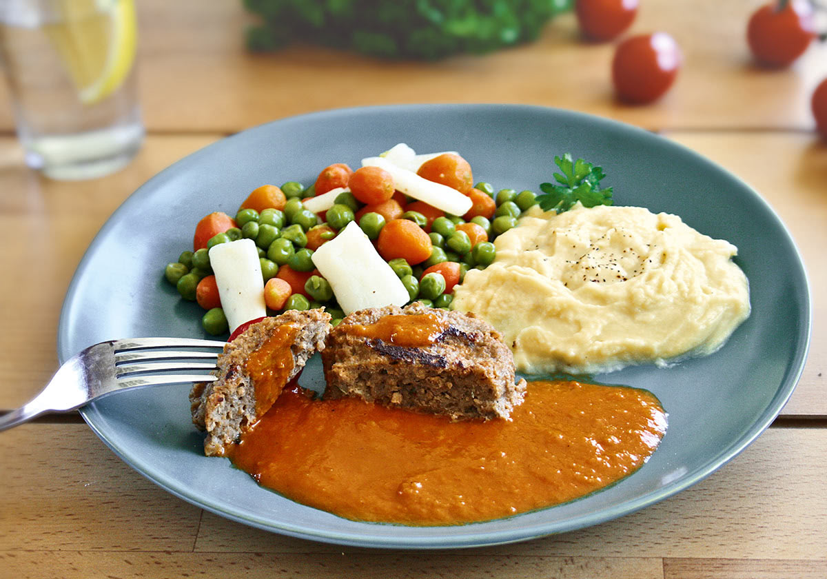 Vegetarischer Hackbraten mit Leipziger Allerlei und Kartoffelpüree