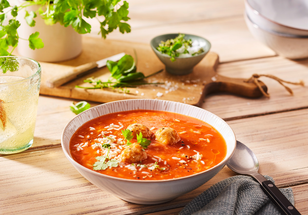 Tomaten-Reis-Suppe mit Geflügelklößchen (2 Portionen)