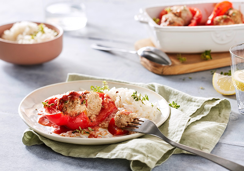 Vegetarisch gefüllte Paprikaschote in Tomatensoße mit Reis