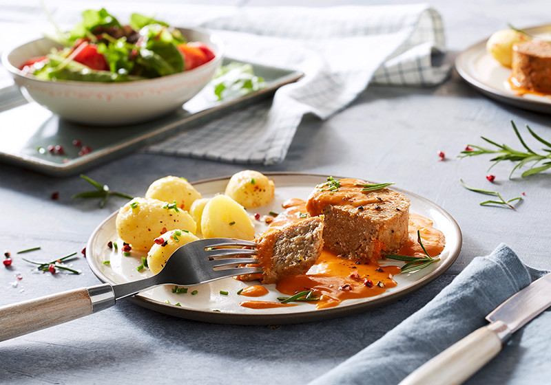 Vegetarischer Hackbraten mit grünen Bohnen und Salzkartoffeln