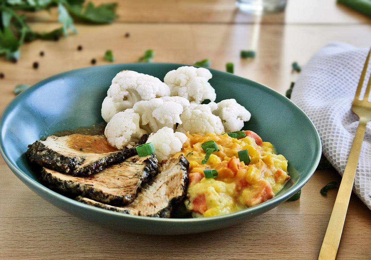 Putenbraten mit Kräuterkruste dazu Blumenkohl und Kartoffel-Süßkartoffel-Stampf